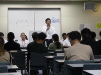 写真：会場での挨拶の様子