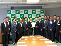 写真：会場での記念撮影の様子