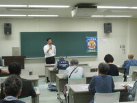 写真：会場での挨拶の様子