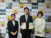 写真：会場での記念撮影の様子