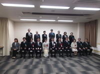 写真：会場での記念撮影の様子
