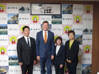 写真：会場での記念撮影の様子