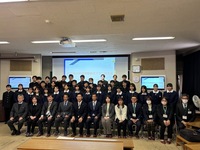写真：会場での記念撮影の様子