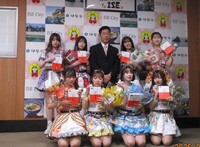写真：会場での記念撮影の様子