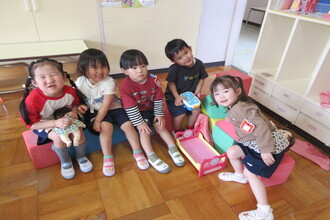 ウレタン積み木で遊ぶ年少児