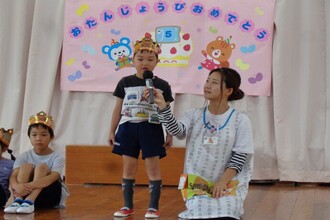 インタビューを受ける年長児