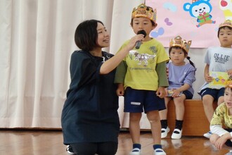 インタビューを受ける年中児
