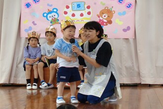 インタビューを受ける年少児