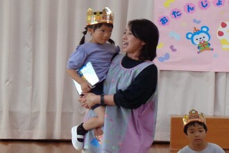 園長先生に抱っこしてもらう年長児