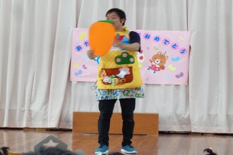 エプロンシアターを演じる教師