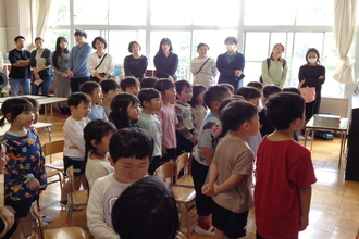 参観で歌を歌っている年長児