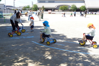 園庭で遊ぶ様子を見てもらう年中児