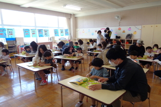 月刊誌に取り組む年中組さんとおうちの方