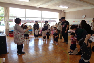 ふれあいあそびを親子で楽しむ年少組