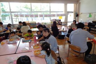 試食会をしている年少組親子