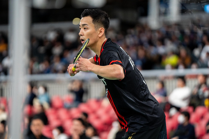 西本拳太選手がバドミントンをしている画像