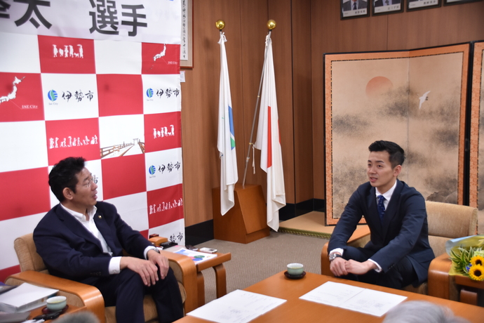 西本拳太選手と市長が歓談している写真