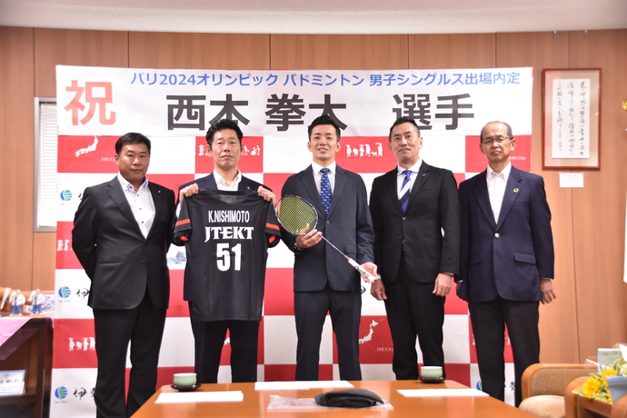 西本拳太選手、石井副部長、西本選手のお父様、市長、副議長の記念写真