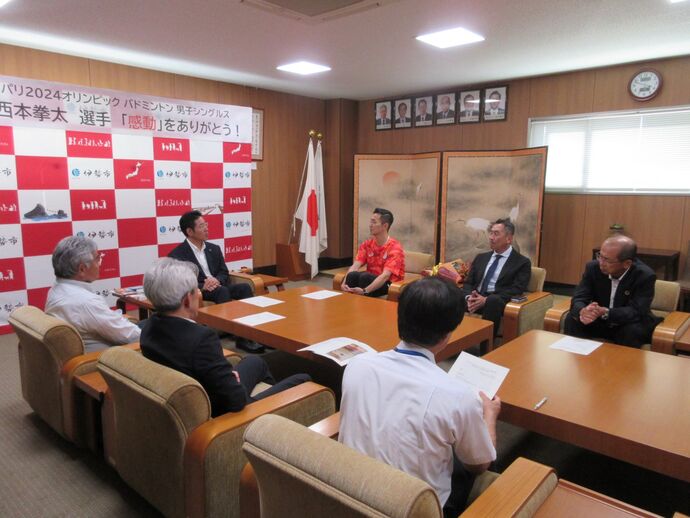 パリオリンピック男子バドミントン代表の西本拳太選手が市長を表敬訪問した様子の写真