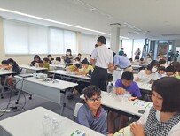 「電気とお菓子で親子の絆を深めよう!」の様子