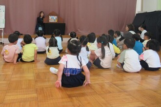 先生が読む交通安全の紙芝居を見ています