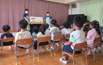 大型紙芝居「はじめまして」を見ている子どもたち