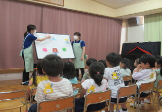 パネルシアター「ふうせん」を見ている子どもたち