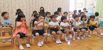 最後に「あんころもち」の手遊びをしています