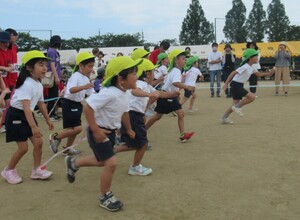 しっぽ取りのはじまり、駆け出す子どもたち