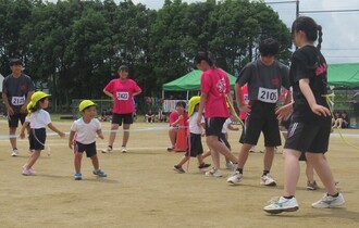 高校生のしっぽを追いかける子どもたち