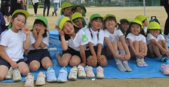 テントの中で応援中の子どもたちたち