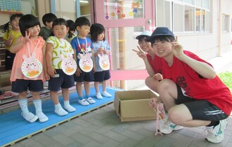 幼稚園で留守番をしていたもも組さんにもプレゼントを届けてくれました