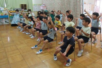 みんなで「クルクル クルクル リサイクル」のおまじないをしています