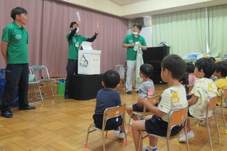リサイクルでできたノートや手袋などを見せてくれています