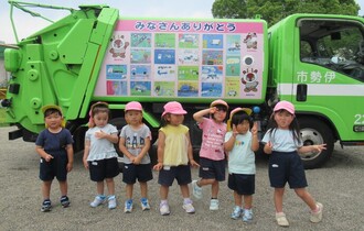 ごみ収集車の前でもも組記念撮影