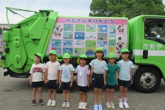 みどり組もごみ収集車と記念撮影