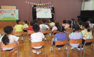 先生が演じるパネルシアターを見ています