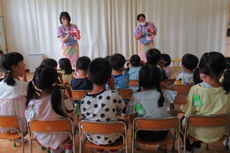 歯の模型を使って磨き方を教えてくれています。