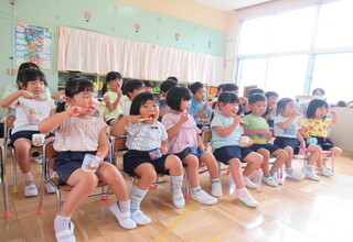 子どもたちも歯みがきを一緒にしています