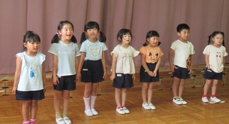 歓迎のことばでお出迎えをする子どもたち