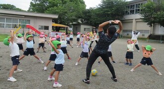 まずは、準備体操、体をほぐしています