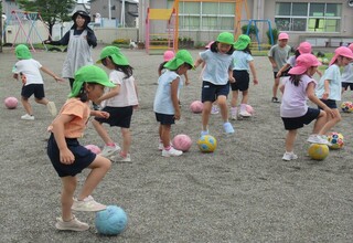 ボールに左右交互に足をのせることにチャレンジ