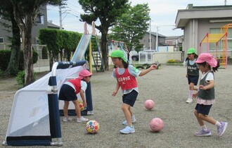 チーム対抗戦でサッカーごっこ。シュートできそう