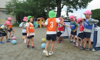 シュートされないようにゴール前で守る子どもたち