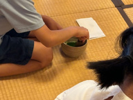 こども茶会で参加した児童がお茶をたてる様子の写真