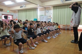 誕生会のはじまりはみんなで手遊びしています