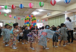 浴衣や甚平を着て盆踊りを踊っています