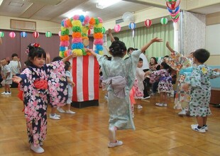 ミニやぐらを囲んで踊っています