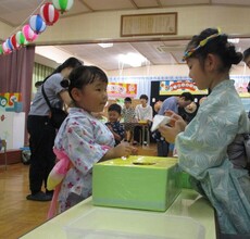 くじ引きを引いているところ