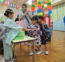 くじ引の景品をもらっているところ